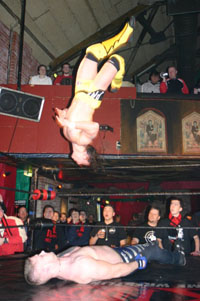 Hustler Girls live im Ring! - Hustler Europe sponsort Shows der wXw!